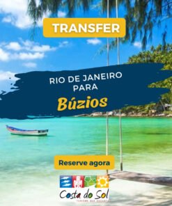 Vista de uma praia em Búzios, com uma mulher observando o mar azul e a vegetação ao redor, destacando o serviço de transfer do Rio de Janeiro para Búzios.