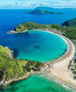 Vista aérea deslumbrante da Praia do Peró e seus arredores, uma das paradas do City Tour em Cabo Frio oferecido pela Costa do Sol Tour.