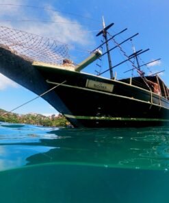 Barco temático Grand Pérola Negra ancorado em águas cristalinas em Búzios.